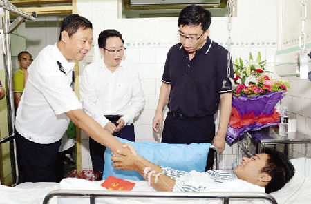 中国禁毒基金会秘书长李宪辉看望缉毒受伤协警