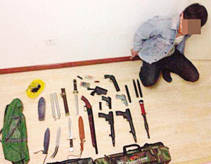 毒贩扔烟头瞬间 禁毒民警探入车窗摘“毒瘤”