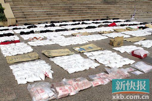 广东警方缴获1.7吨毒品 铺满地面(图)