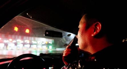 记者跟拍缉毒警察夜擒毒贩