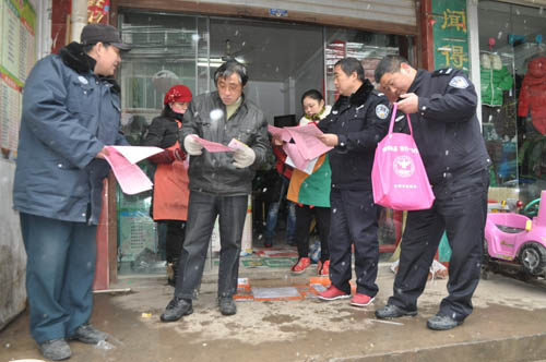 安徽省合肥市庐江县局民警冒雪开展禁毒宣传