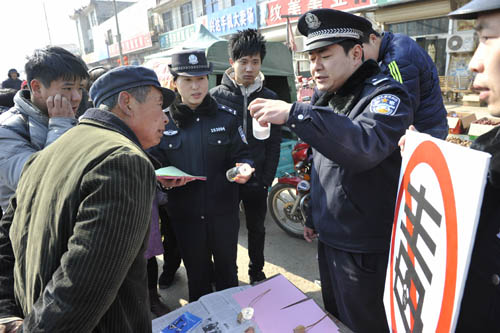 山东定陶：民警&ldquo;摆地摊&rdquo;讲禁毒