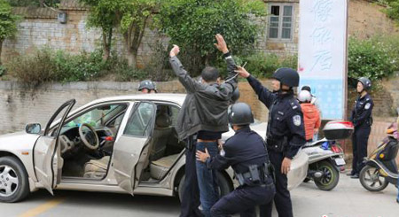 湛江逾千警力清剿涉赌涉毒村 抓获嫌犯33名