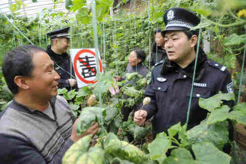 民警向村民讲解种植罂粟的危害