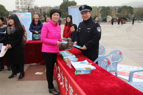 襄阳市公安局禁毒支队开展“三八”禁毒宣传活动