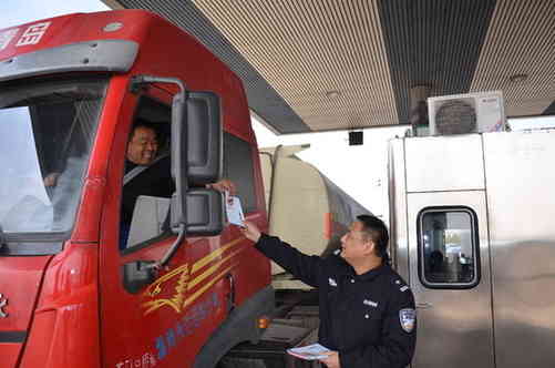 安徽：淮南谢家集公安分局深入高速入口宣传禁毒知识