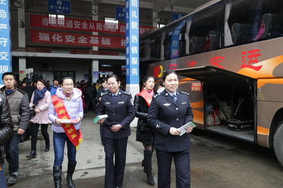 祁阳女民警街头宣传禁毒知识喜迎“三八”妇女节