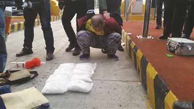 全程&ldquo;陪同&rdquo;毒贩去&ldquo;贩毒&rdquo;(组图)