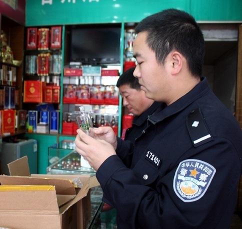 香烟店公开售卖“冰壶” 超市惊现吸毒工具