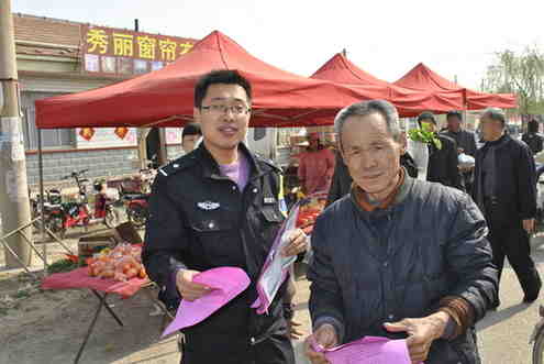 禁毒宣传进集市 防毒意识入民心